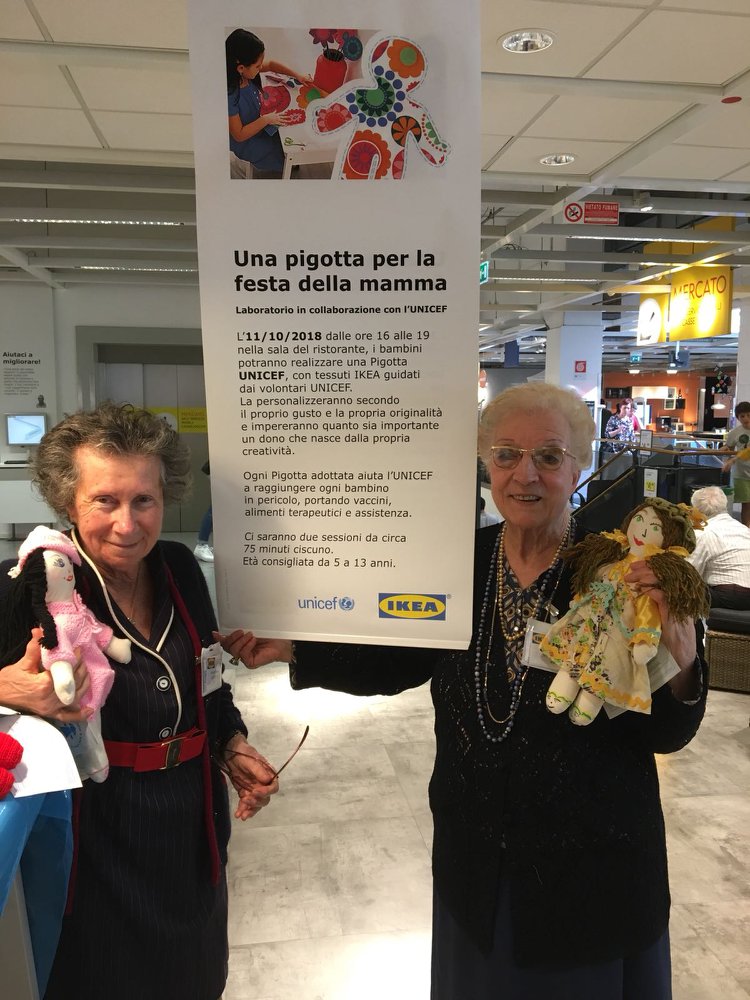 Le nonne del Girasole a IKEA per laboratorio pigotte UNICEF